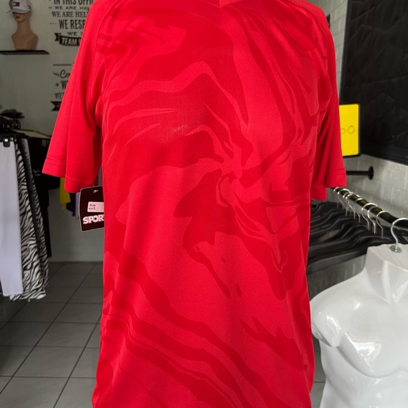 T-Shirt - Picture 7 of 16